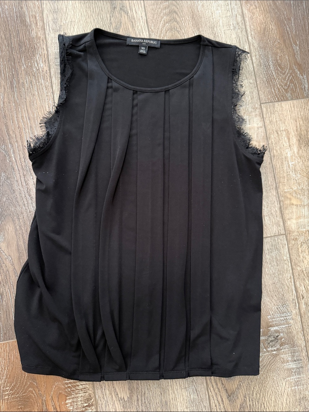 ❣️5/$25❣️Banana Republic Black Pleated Lace-Trim Sleeveless Top